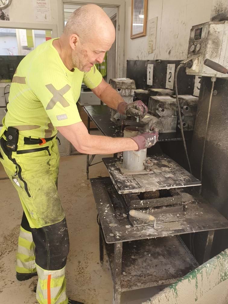 Alf-Egil fra Veidekke prøver ut betongen på laben på Sjursøya før levering