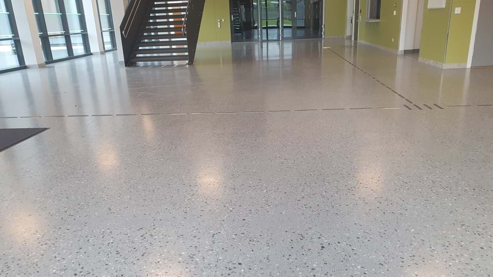 Fugefrie gulv slipt med synlig tilslag på nye Elvetangen Skole i Hakadal