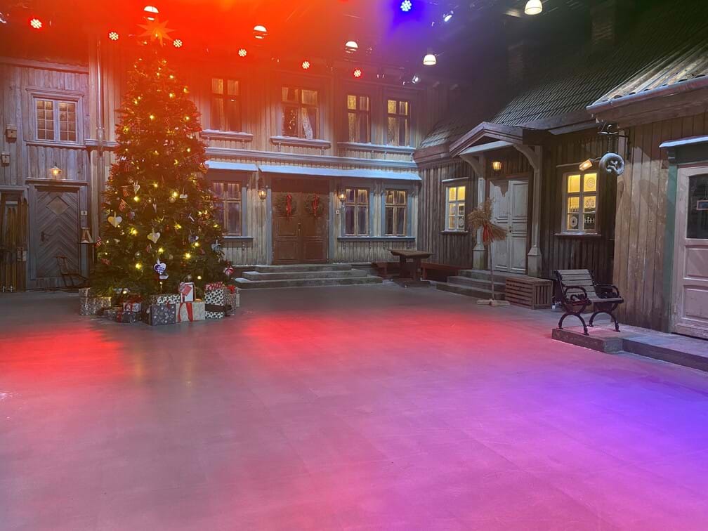Et julepyntet Prøysenhus med store fugefrie gulvflater