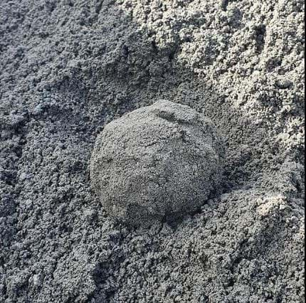 Betongen skal være akkurat så fuktig at det kan lages en snøball av den