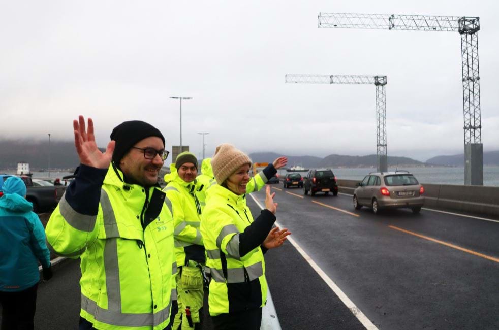 Fra åpningen 18.12. Endelig kunne bilene ta i bruk Lepsøybrua. Foto: Møre og Romsdal Fylkeskommune.