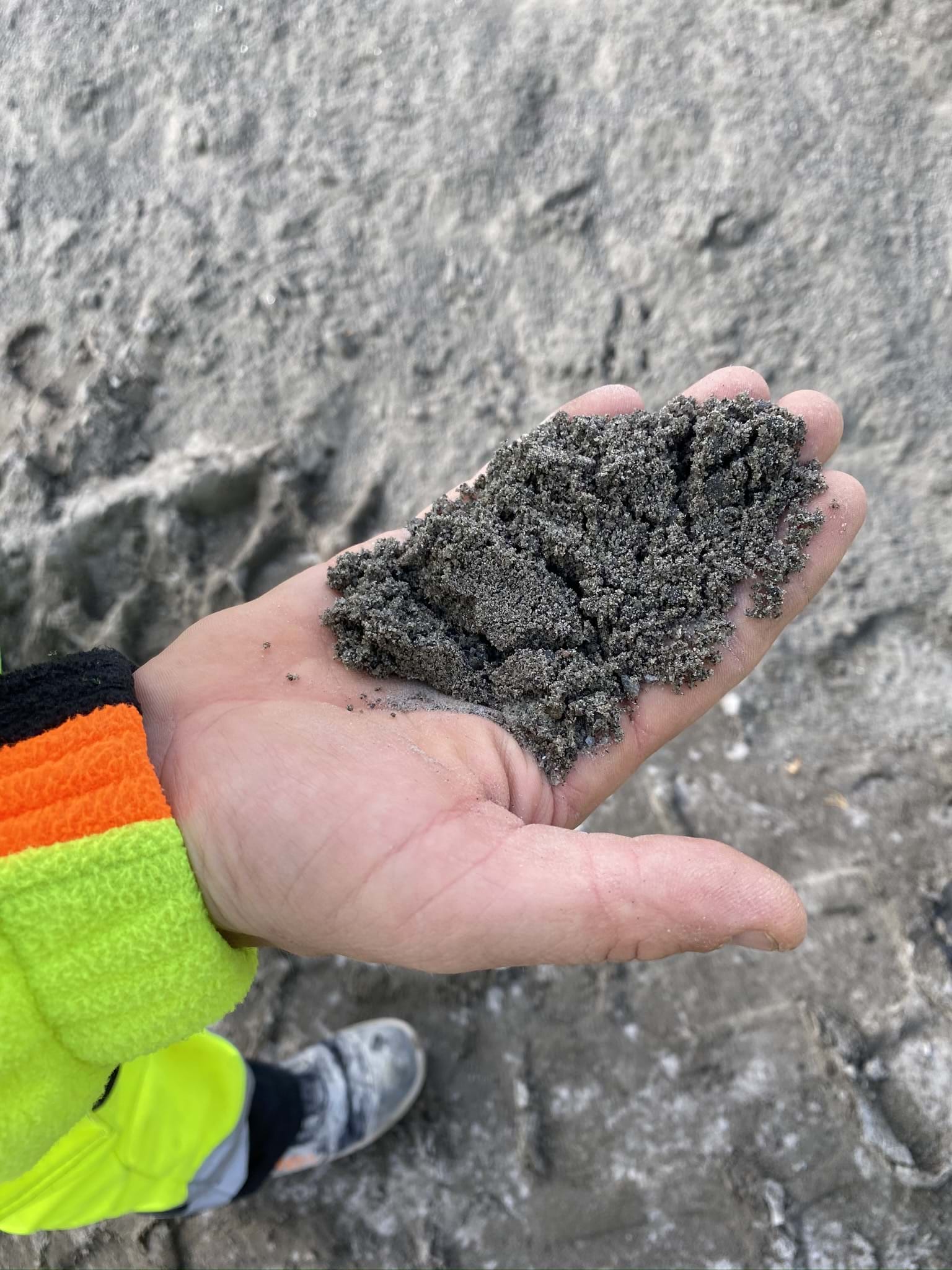 Maskinsand: Rester av ulike steintyper som knuses, siktes og foredles til et likeverdig natursandprodukt som erstatning for sand og grus.