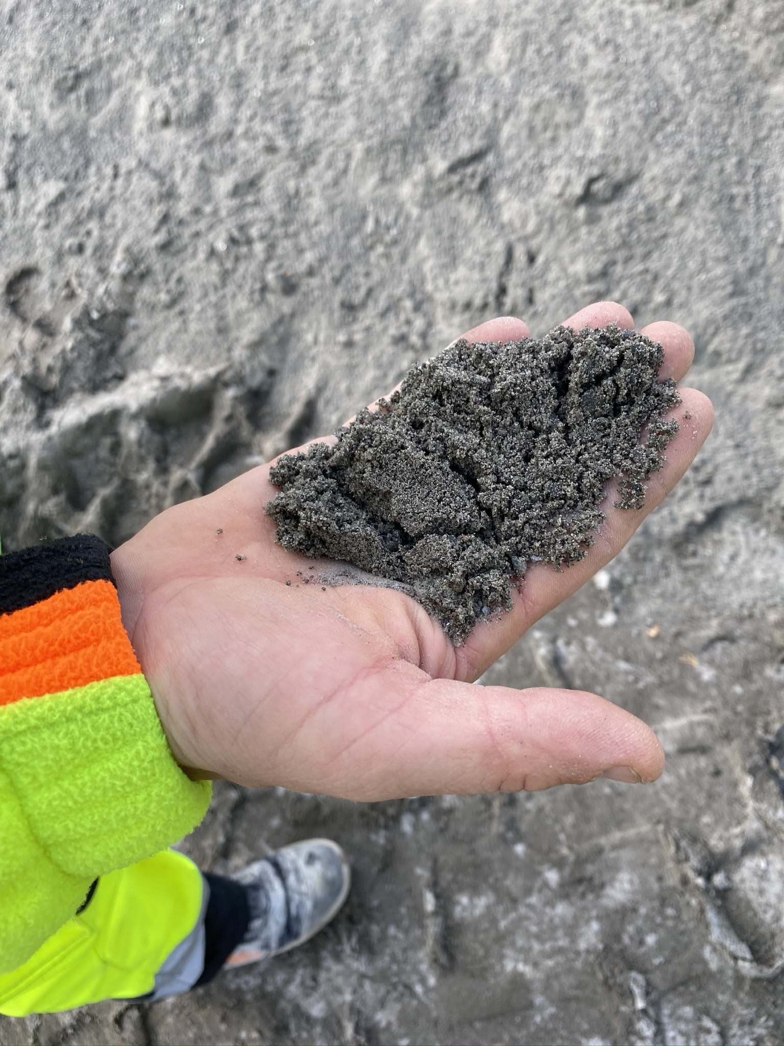 Maskinsand: Rester av ulike steintyper som knuses, siktes og foredles til et likeverdig natursandprodukt som erstatning for sand og grus.