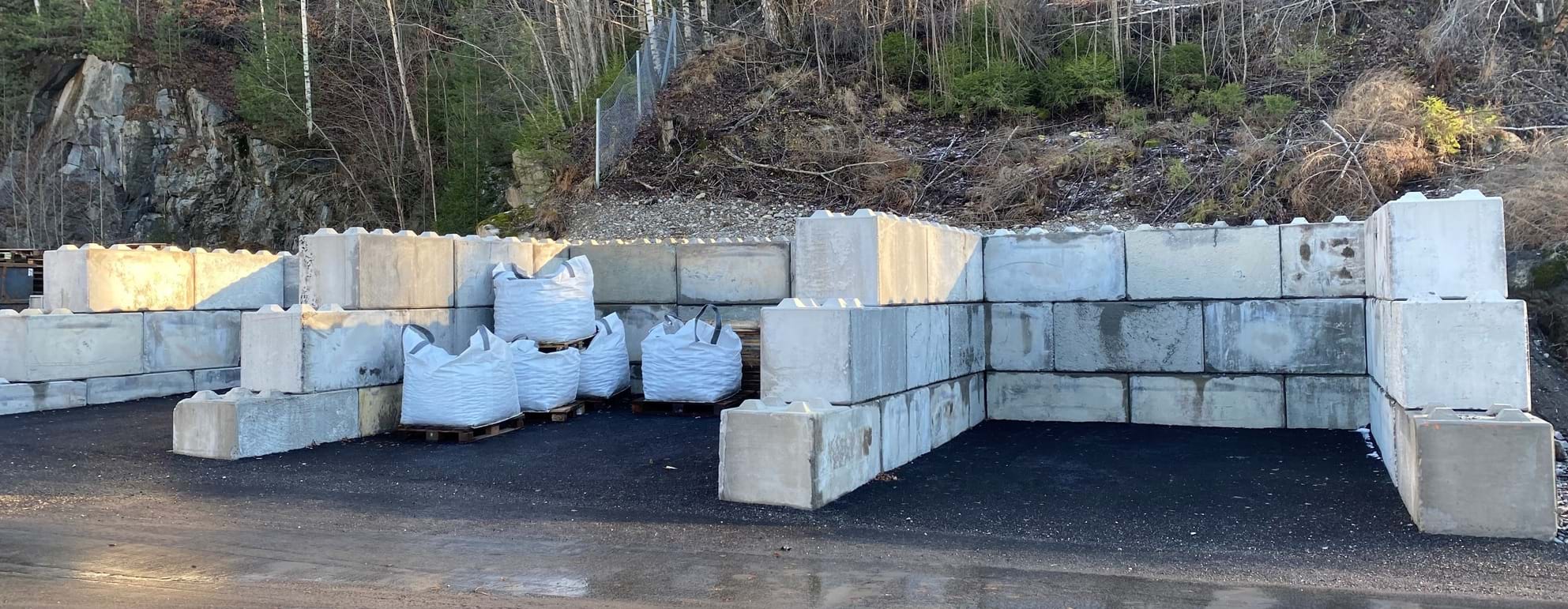 Båser for oppbevaring satt sammen av betongklosser.