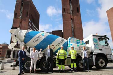 Fra venstre: Bent Nygren fra Unicon, Ordfører Marianne Borgen, bileier Johnny Teigen, sjåfør Szymon og Kjetil Hundekilen fra Unicon. Foto: Byggeindustrien