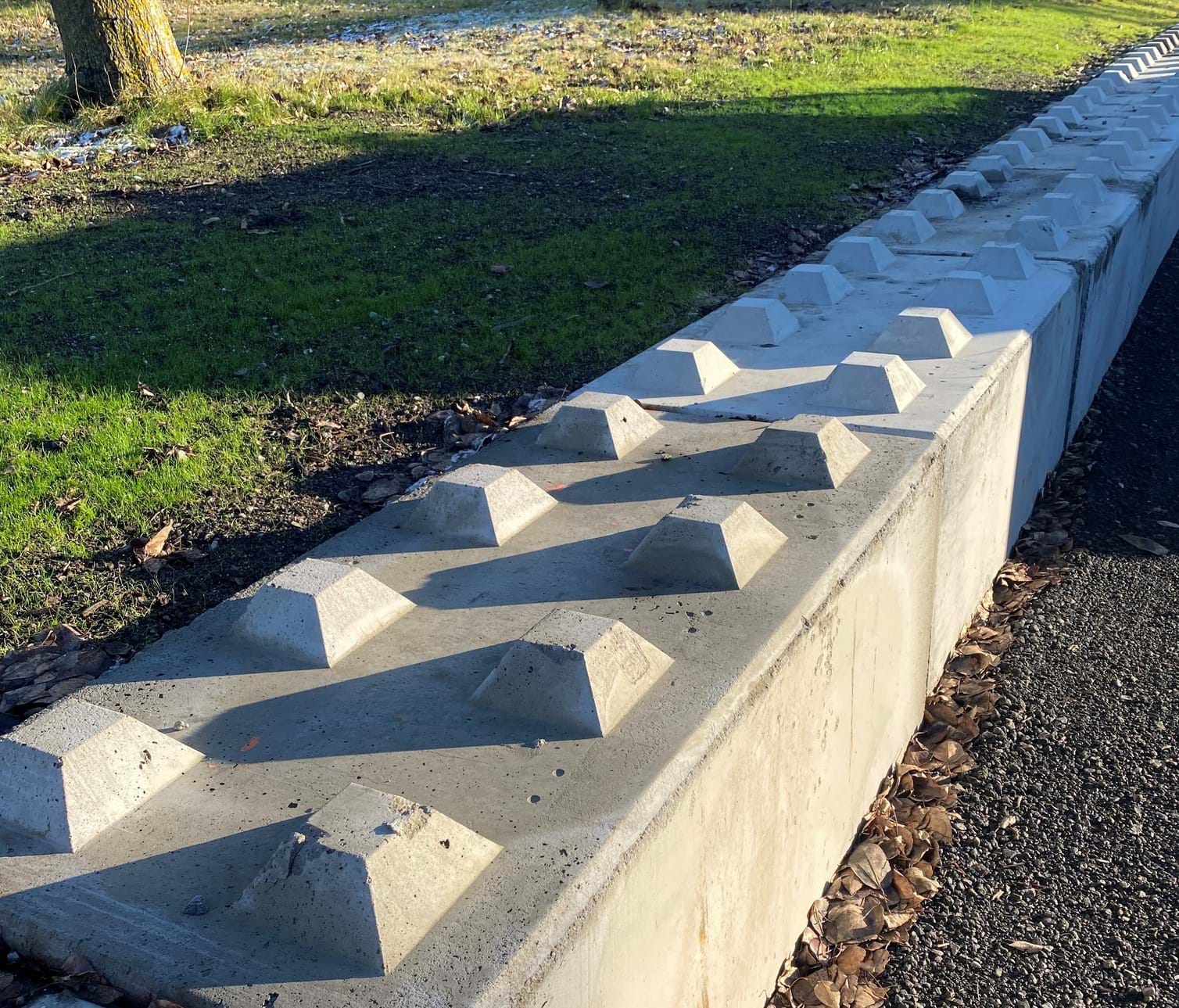 Betongblokker som plenavslutning